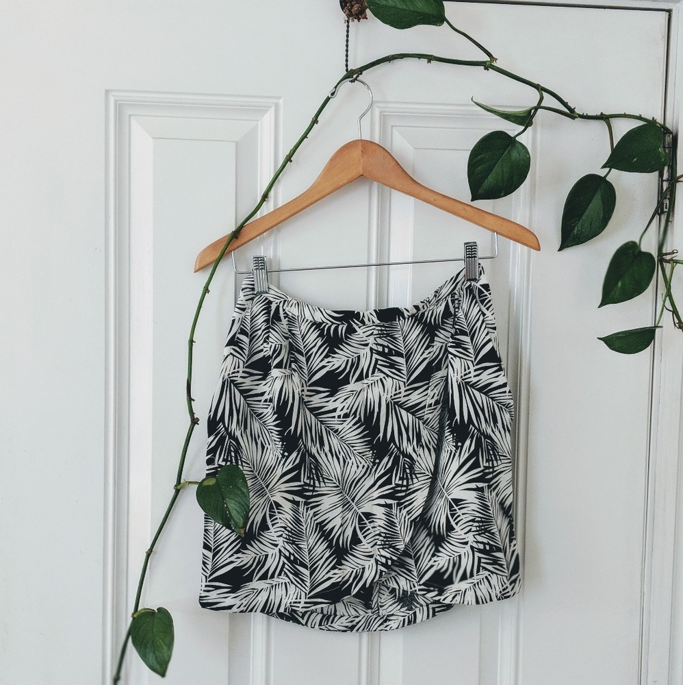 H&M black and white skirt with pockets